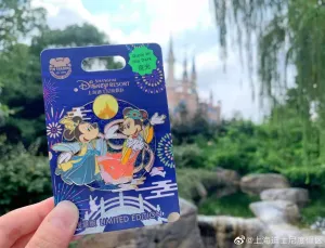 SHDL - Mickey and Minnie Mouse Mid-Autumn Limited Edition 500 Pin